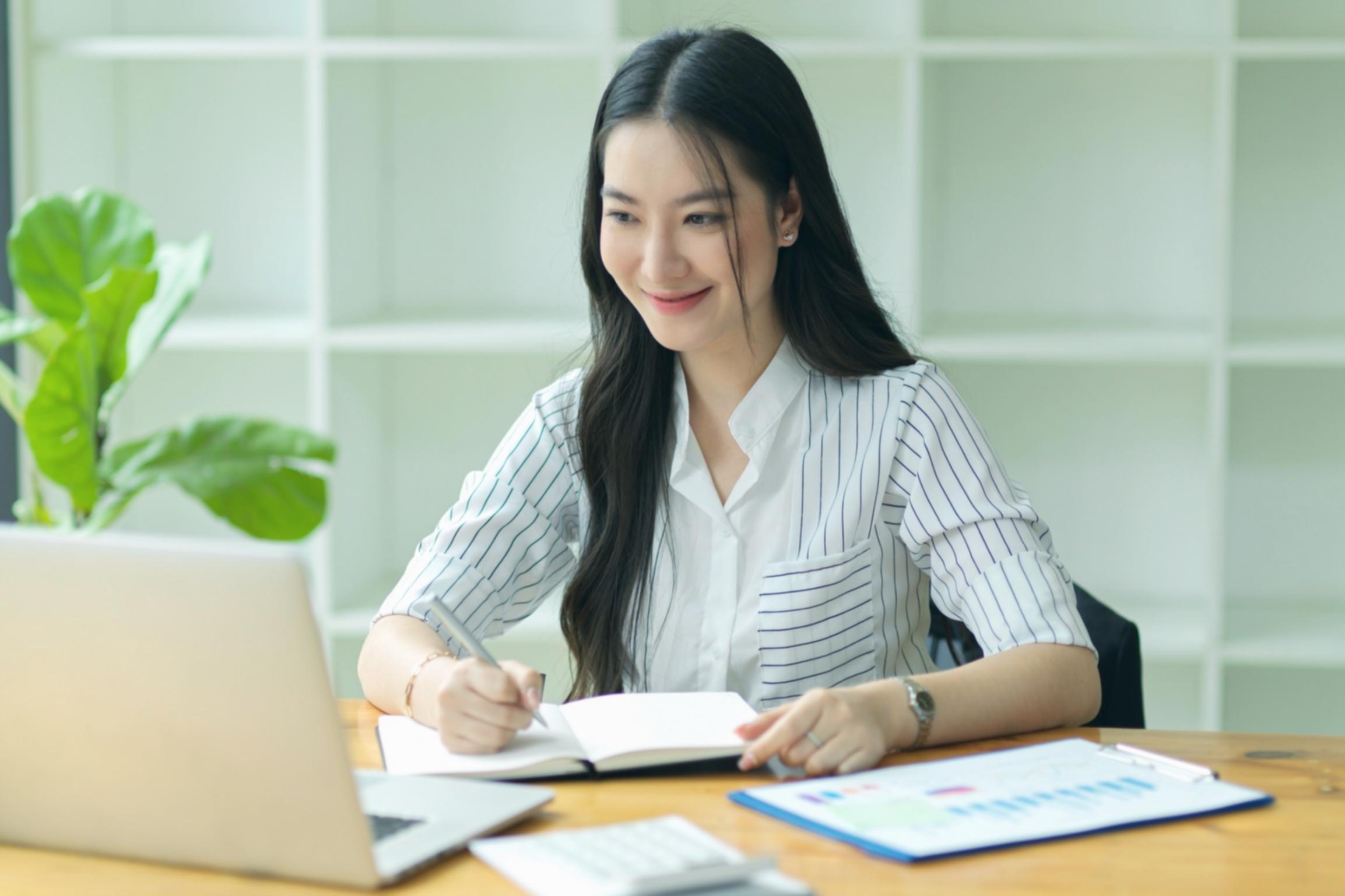 Live-Coding-Session mit mehreren Bildschirmen und Code-Reviews in Echtzeit