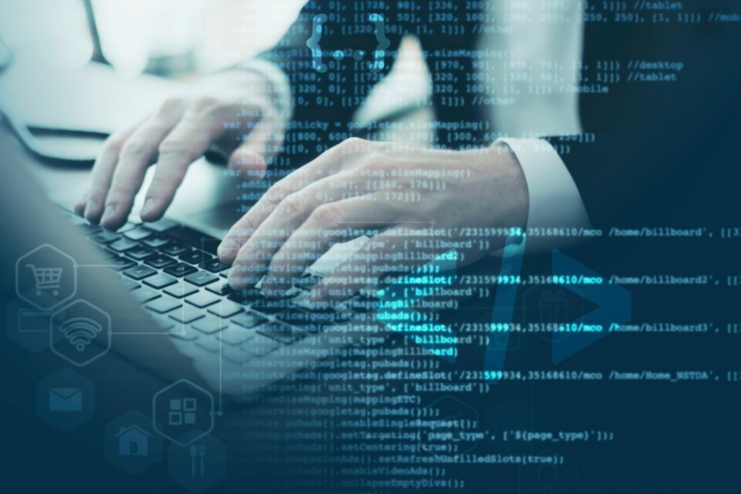 Teilnehmer arbeiten gemeinsam an einem Front-End-Design-Projekt während eines Online-Seminars